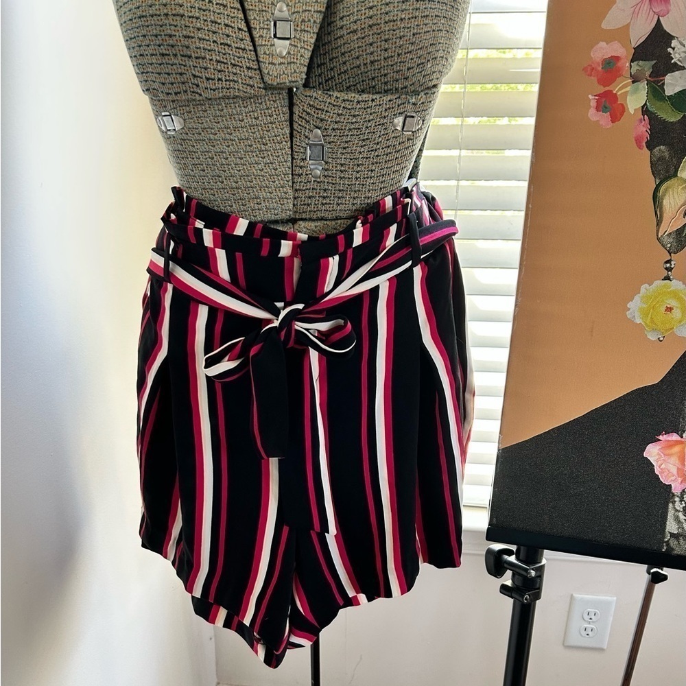 NWT TORRID STRETCH CREPE MID-RISE TIE-FRONT SHORT SIZE 18 - Picture 4 of 10